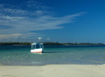 Wooden_boat_off-shore_in_Mombasa's_Marine_Park